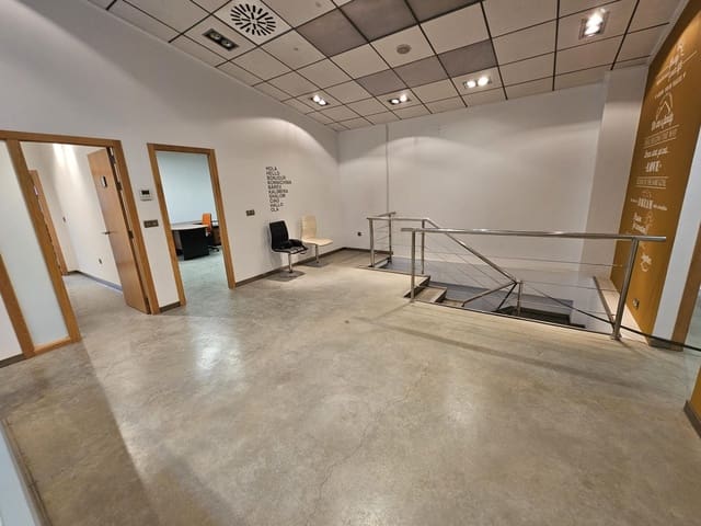 Yritys myytävänä paikassa L'Alcúdia mukana 
autotalli - 180 000 € (Ref: 9599562)