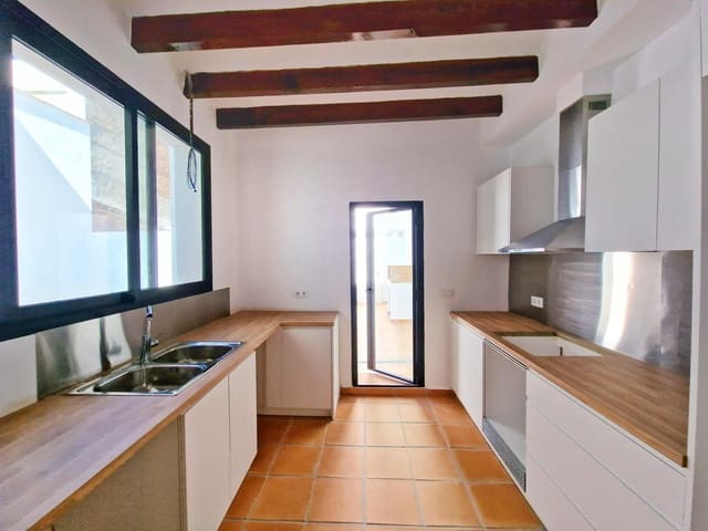 4 bedroom Townhouse for sale in Oliva with pool - € 359,000 (Ref: 7897179)