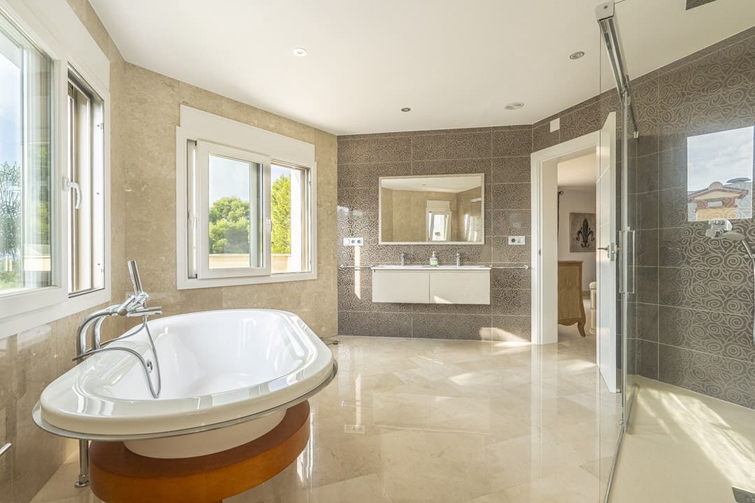 4 bedroom Villa for sale in Benissa with pool - € 1,350,000 (Ref: 9034998)