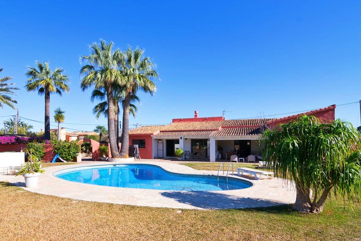 4 soveværelse Villa til salg i Denia med swimmingpool - € 895.000 (Ref: 9035019)