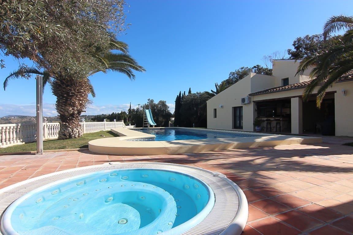 Chalet de 7 habitaciones en Benissa en venta con piscina - 995.000 € (Ref: 9248459)
