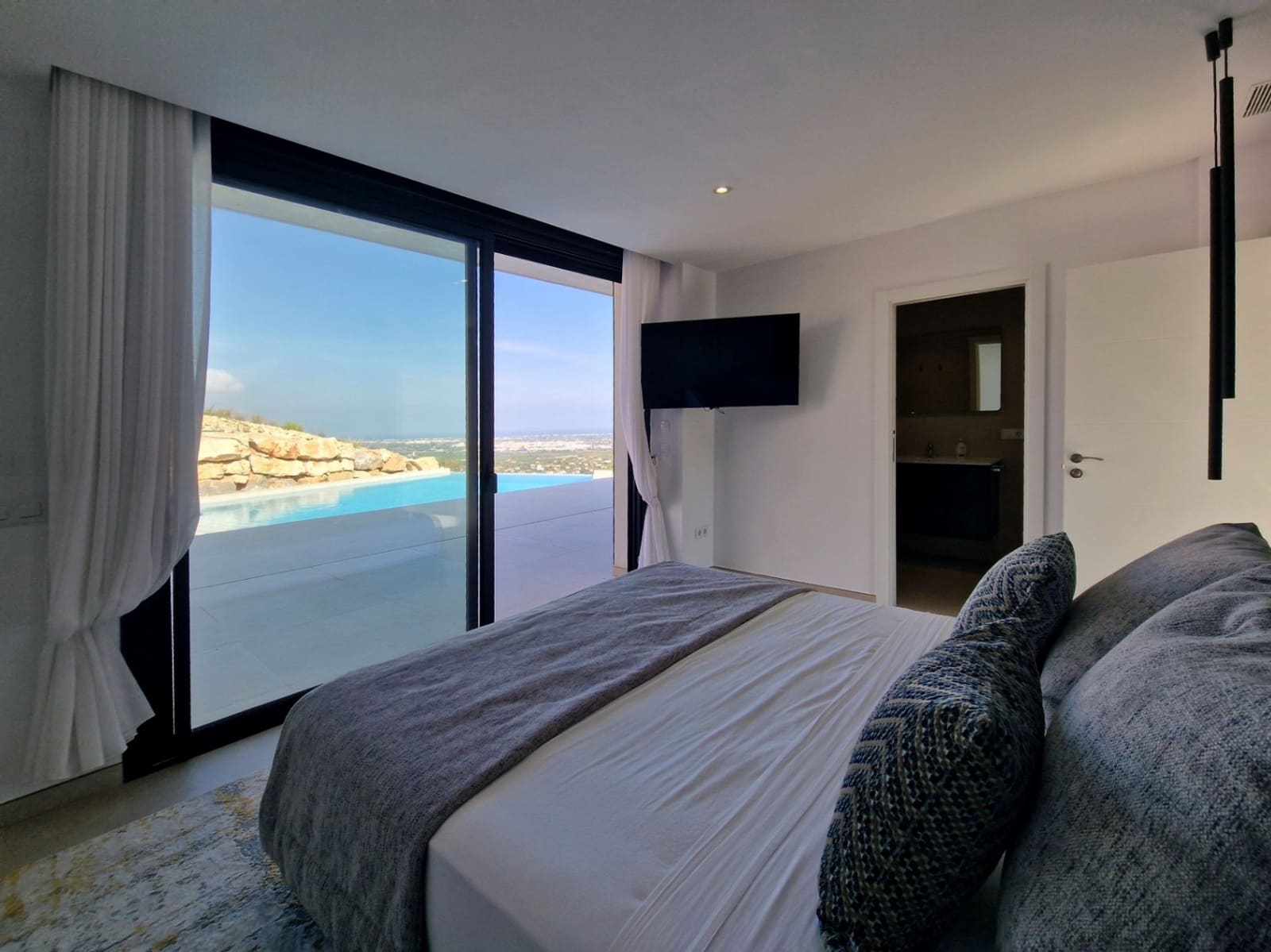 3 bedroom Villa for sale in Pedreguer with pool garage - € 710,000 (Ref: 9307248)