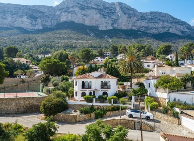 4 bedroom Villa for sale in El Montgó, Dénia - € 690,000 (Ref: 9460698)