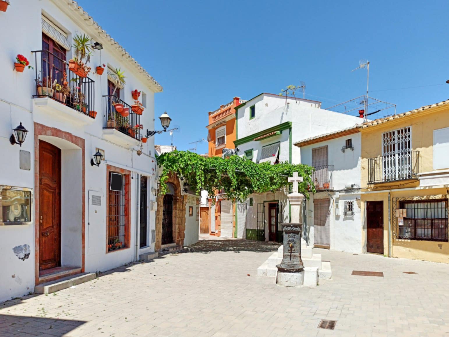4 slaapkamer Rijtjeshuis te koop in Denia met garage - € 330.000 (Ref: 9860795)