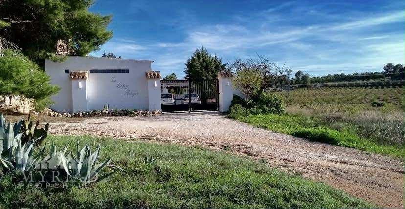 5 makuuhuone Huvila myytävänä paikassa Yecla mukana uima-altaan 
autotalli - 340 000 € (Ref: 9516431)