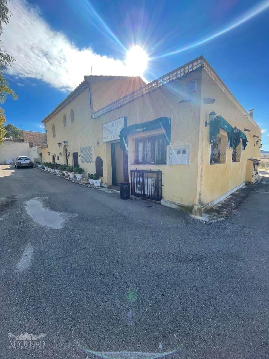 6 soveværelse Finca/Landehus til salg i Pinoso med swimmingpool garage - € 395.000 (Ref: 9516437)