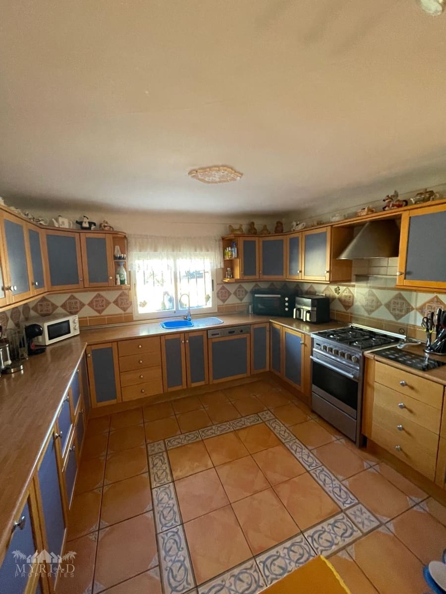 6 soveværelse Finca/Landehus til salg i Pinoso med swimmingpool garage - € 395.000 (Ref: 9516437)