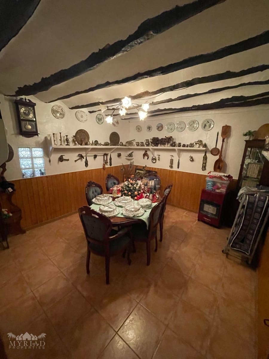 6 soveværelse Finca/Landehus til salg i Pinoso med swimmingpool garage - € 395.000 (Ref: 9516437)