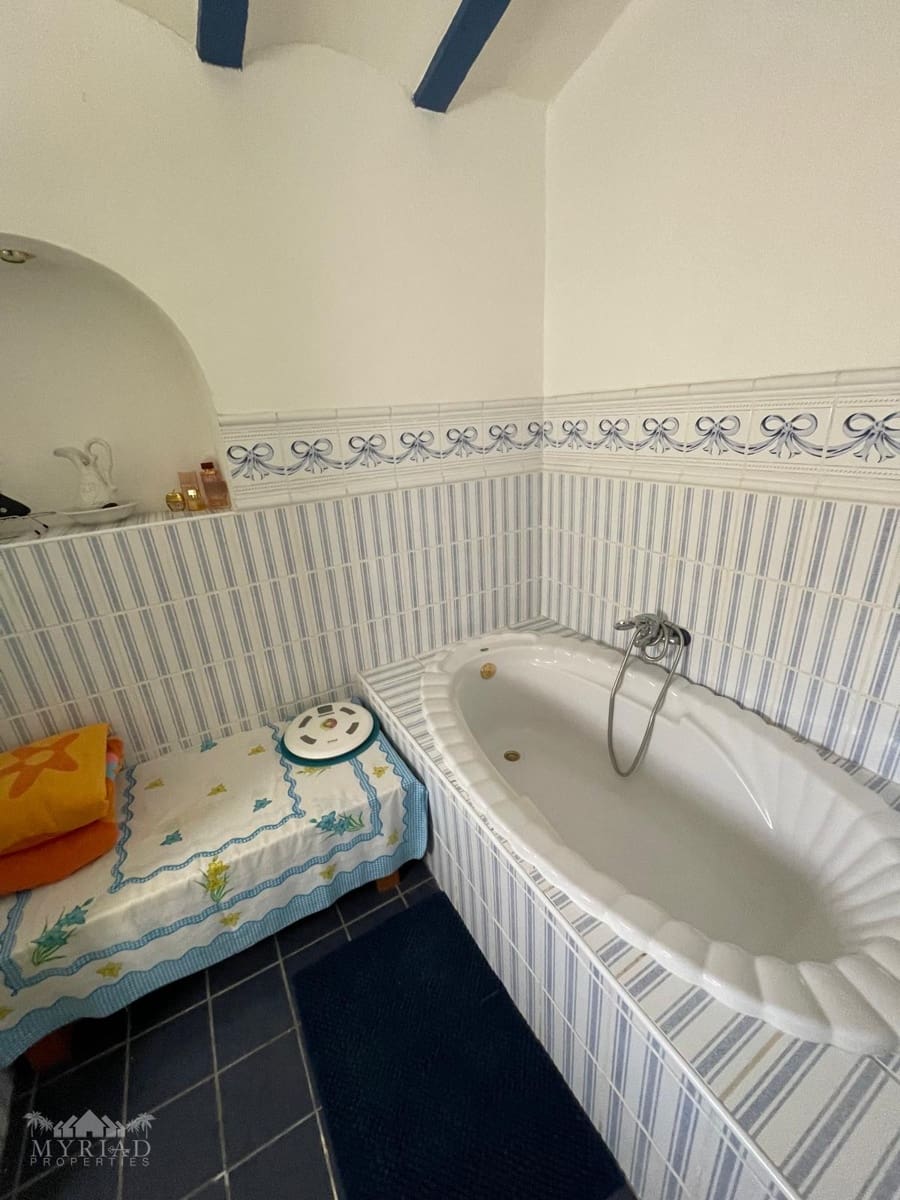 6 soveværelse Finca/Landehus til salg i Pinoso med swimmingpool garage - € 395.000 (Ref: 9516437)