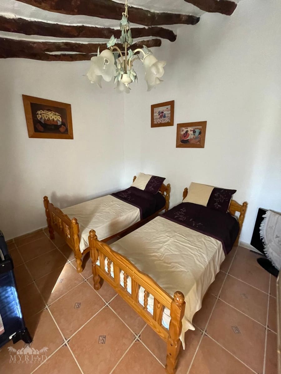 6 soveværelse Finca/Landehus til salg i Pinoso med swimmingpool garage - € 395.000 (Ref: 9516437)