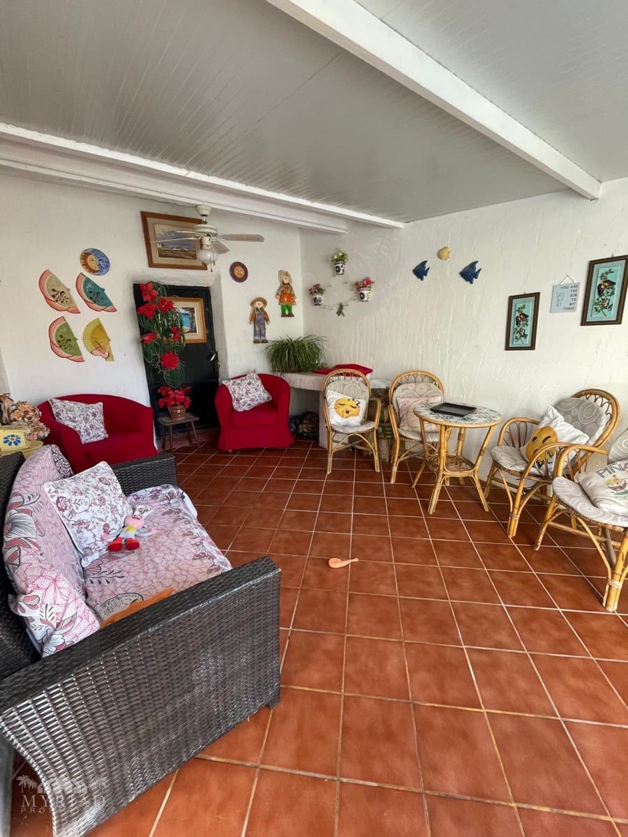 6 soveværelse Finca/Landehus til salg i Pinoso med swimmingpool garage - € 395.000 (Ref: 9516437)