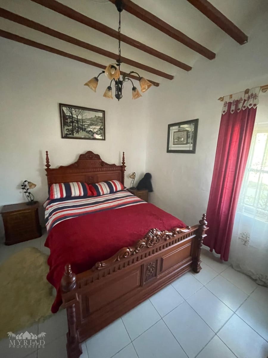 6 soveværelse Finca/Landehus til salg i Pinoso med swimmingpool garage - € 395.000 (Ref: 9516437)