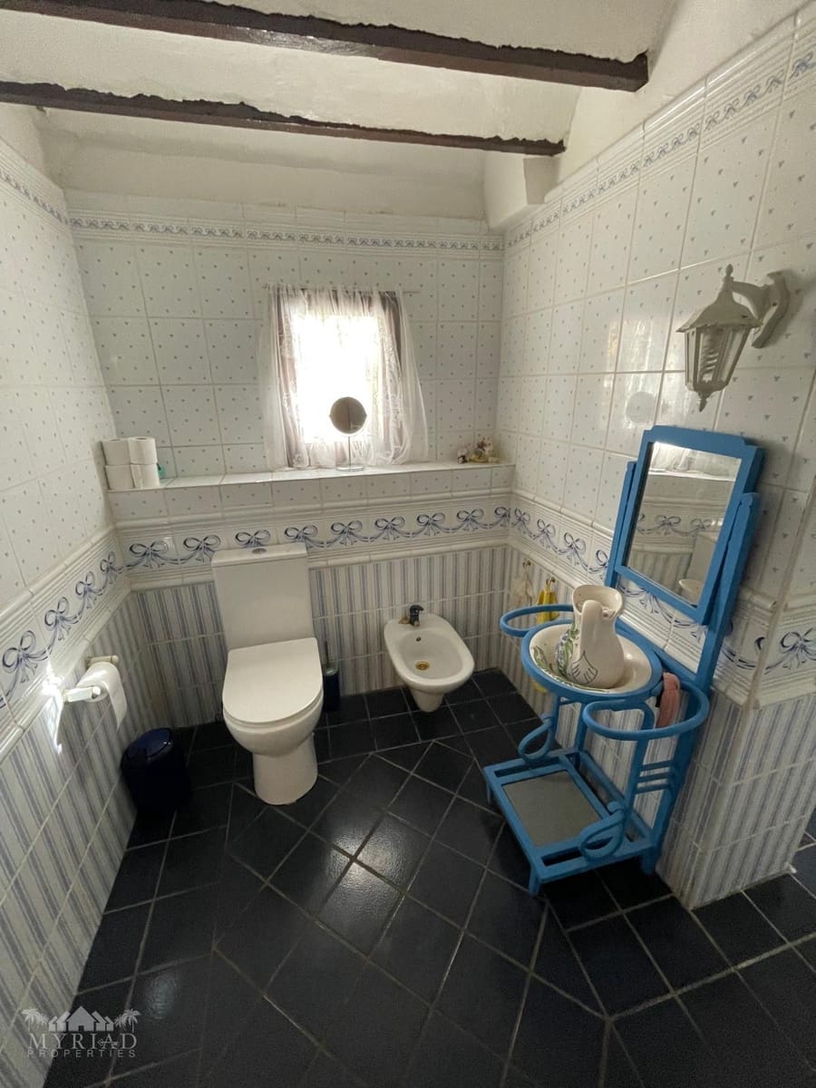 6 soveværelse Finca/Landehus til salg i Pinoso med swimmingpool garage - € 395.000 (Ref: 9516437)