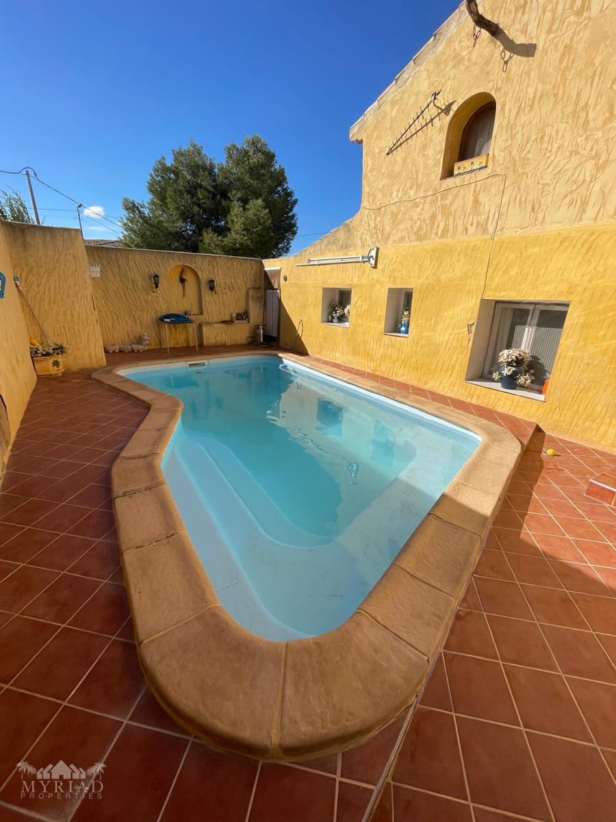 6 soveværelse Finca/Landehus til salg i Pinoso med swimmingpool garage - € 395.000 (Ref: 9516437)