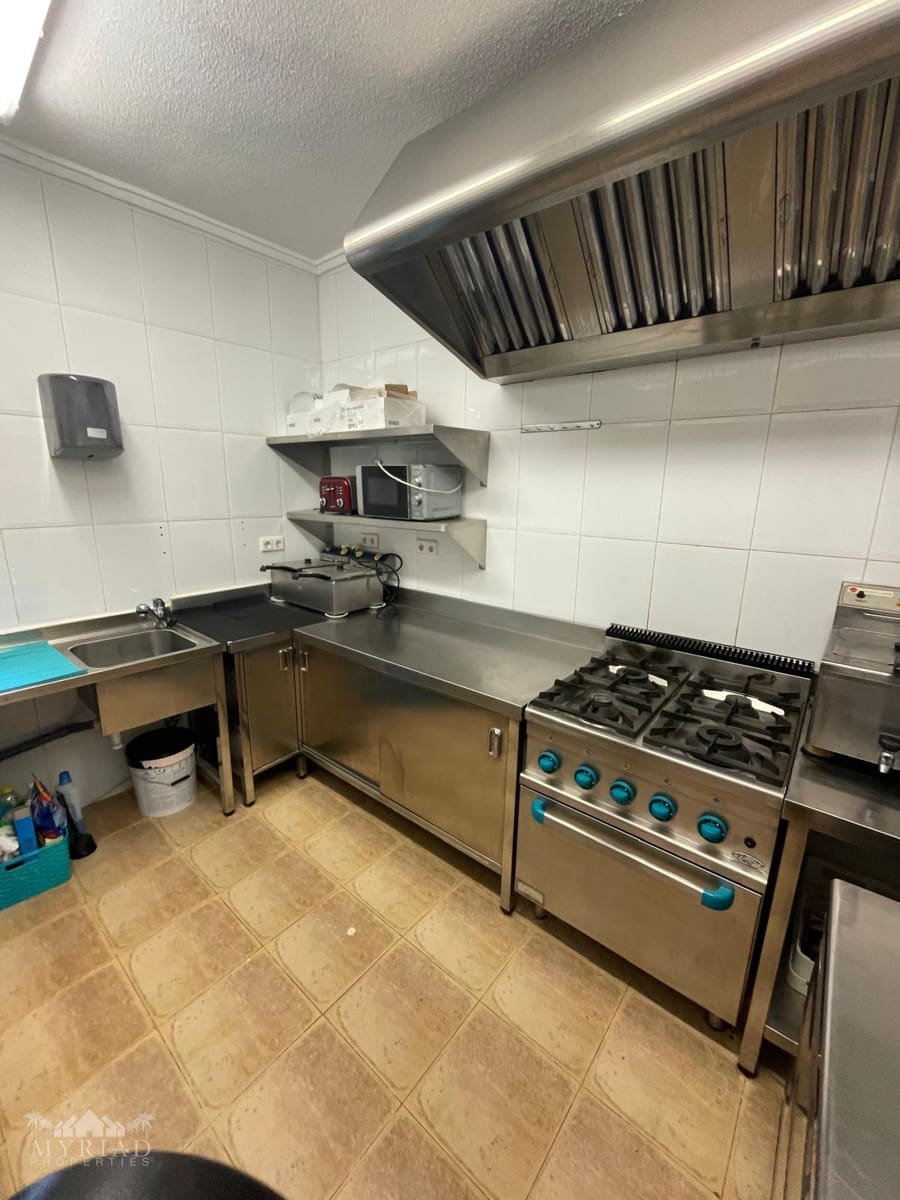 6 soveværelse Finca/Landehus til salg i Pinoso med swimmingpool garage - € 395.000 (Ref: 9516437)