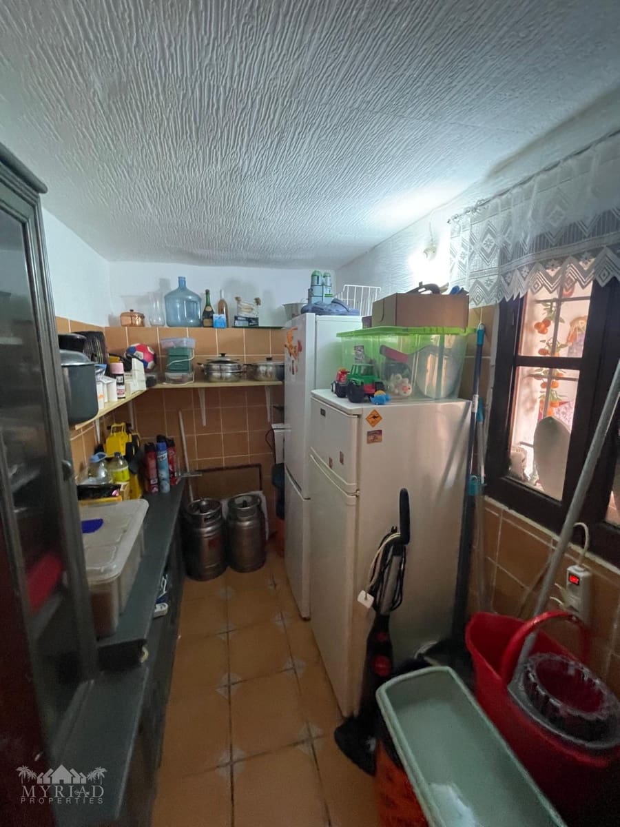 6 soveværelse Finca/Landehus til salg i Pinoso med swimmingpool garage - € 395.000 (Ref: 9516437)