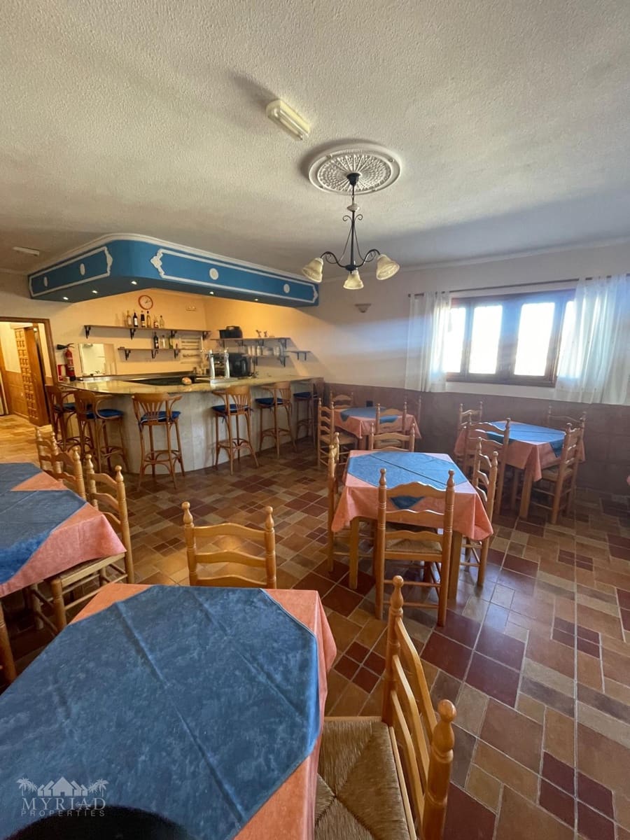 6 soveværelse Finca/Landehus til salg i Pinoso med swimmingpool garage - € 395.000 (Ref: 9516437)