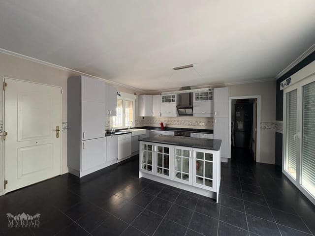 6 bedroom Villa for sale in Pinoso with pool - € 649,995 (Ref: 9516440)