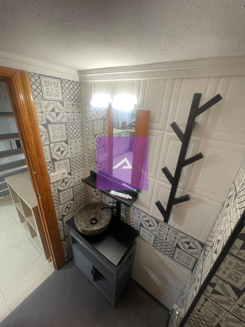 Commercial for sale in Valencia city - € 160,000 (Ref: 9412440)