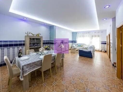 5 bedroom Townhouse for sale in Valencia city - € 350,000 (Ref: 9412500)