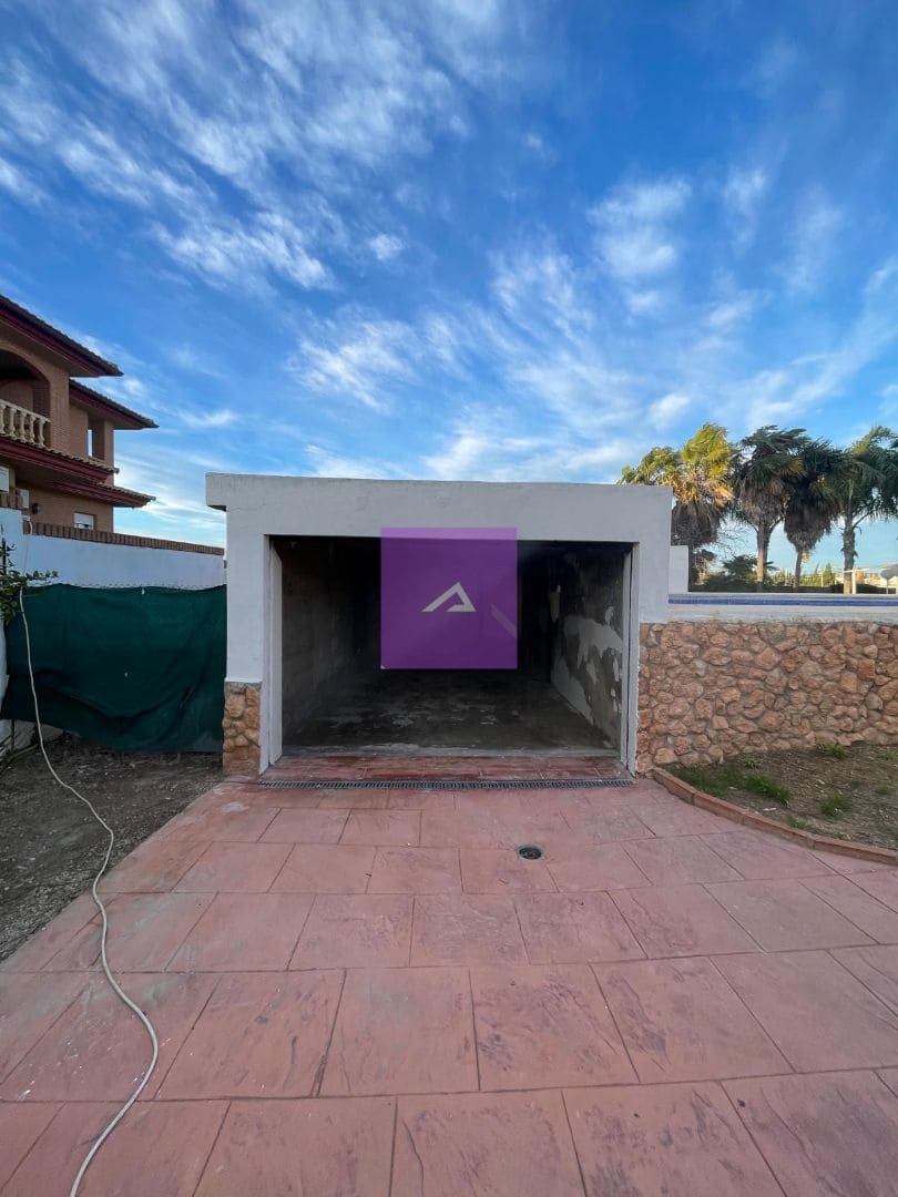 4 bedroom Villa for rent in Picassent with pool garage - € 2,000 (Ref: 9500404)