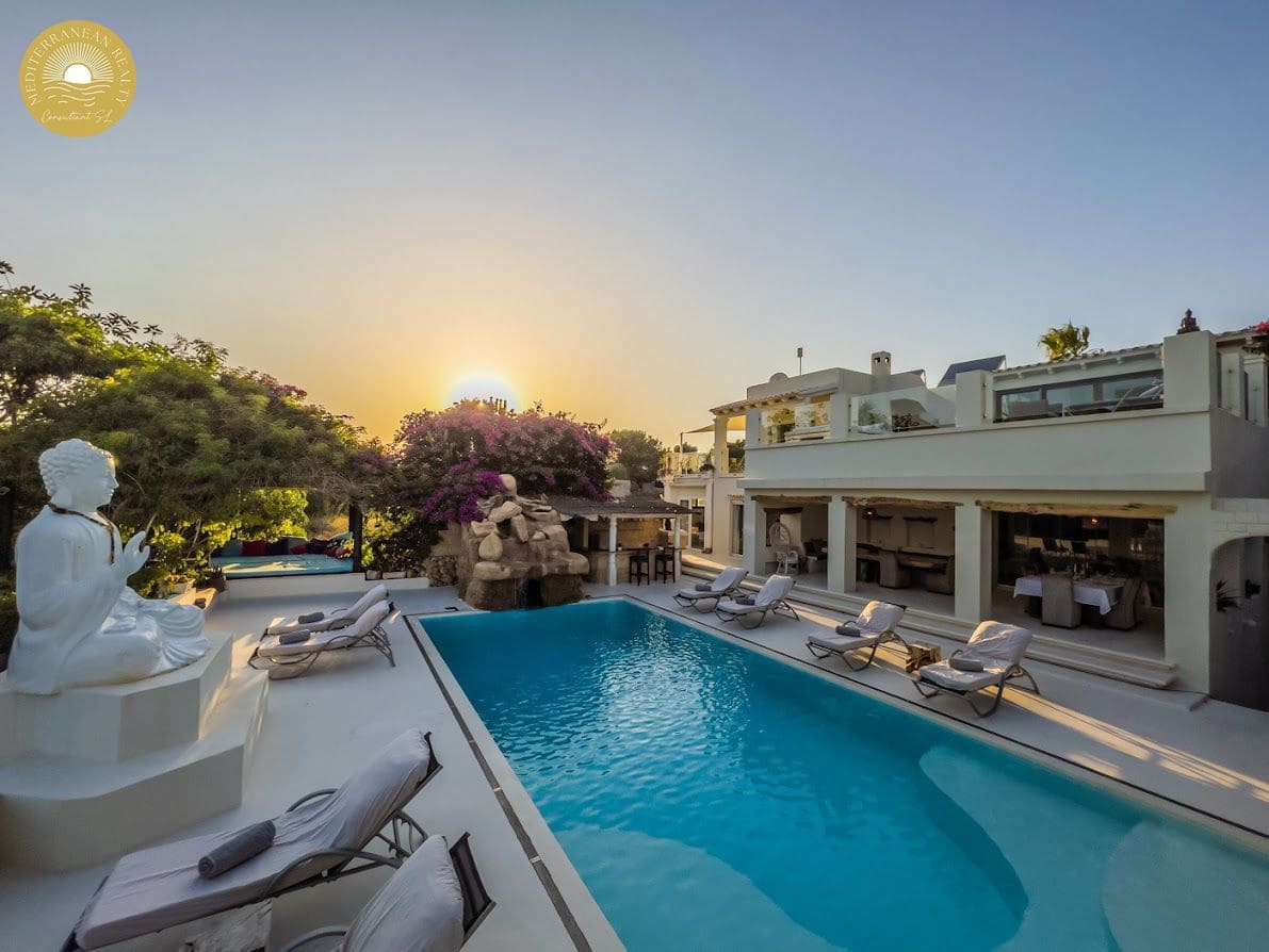 15 slaapkamer Villa te koop in Santa Eulalia / Santa Eularia met zwembad garage - € 5.000.000 (Ref: 7869031)