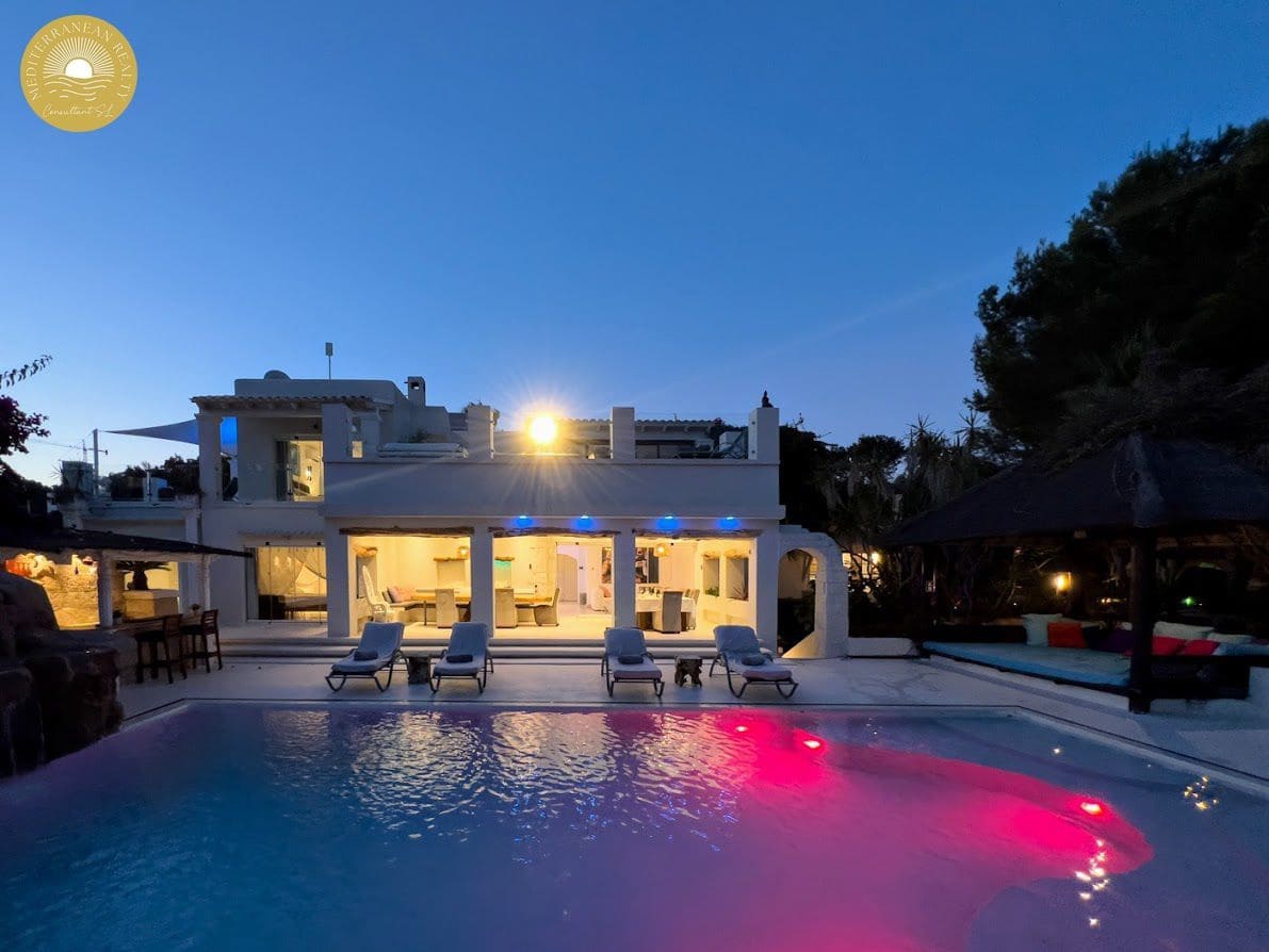 15 slaapkamer Villa te koop in Santa Eulalia / Santa Eularia met zwembad garage - € 5.000.000 (Ref: 7869031)
