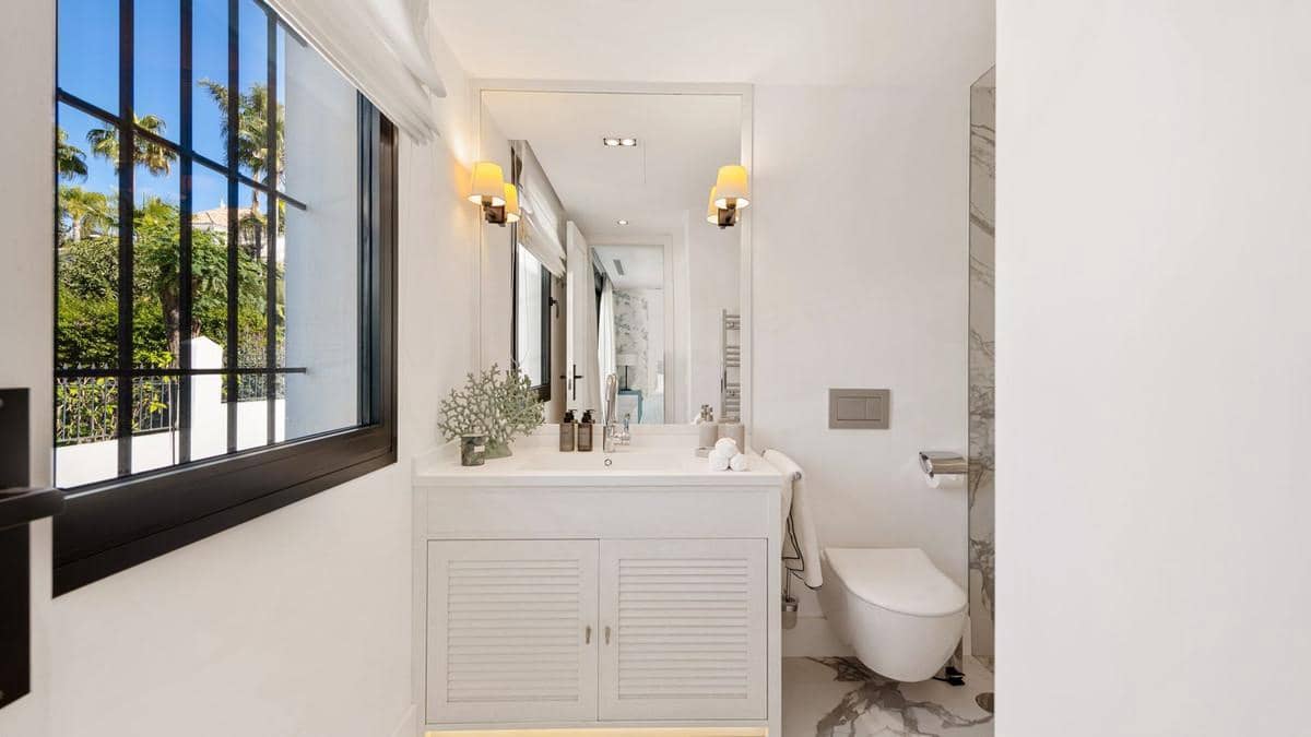 Chalet de 7 habitaciones en Nueva Andalucia en venta con piscina - 7.900.000 € (Ref: 8015690)