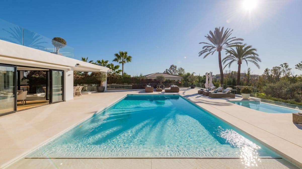 Chalet de 7 habitaciones en Nueva Andalucia en venta con piscina - 7.900.000 € (Ref: 8015690)