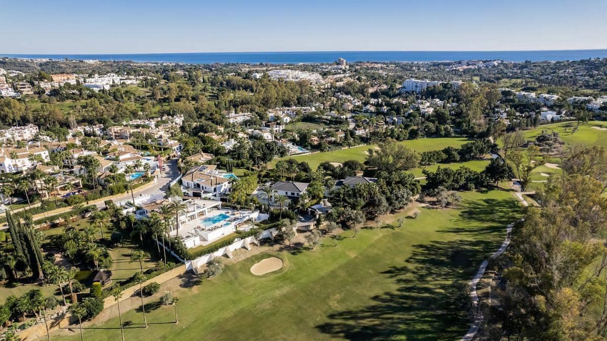 Chalet de 7 habitaciones en Nueva Andalucia en venta con piscina - 7.900.000 € (Ref: 8015690)