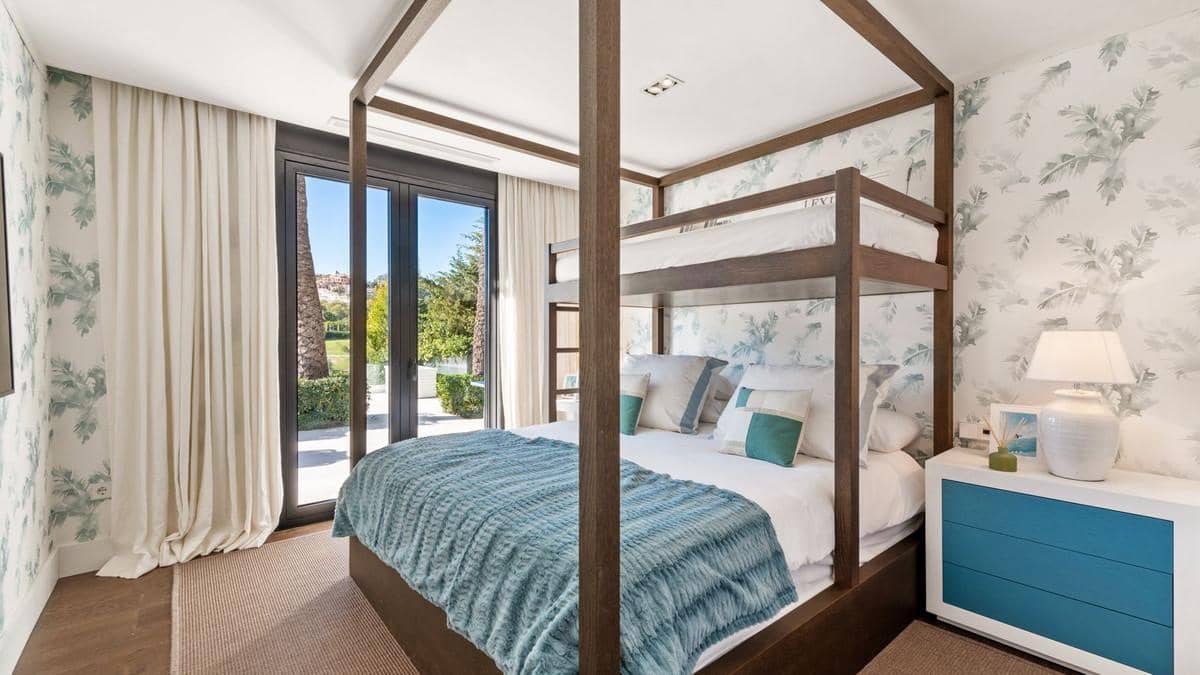 Chalet de 7 habitaciones en Nueva Andalucia en venta con piscina - 7.900.000 € (Ref: 8015690)