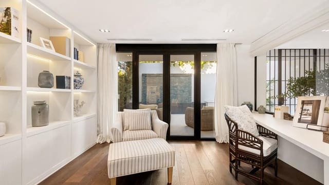 Chalet de 7 habitaciones en Las Brisas, Marbella en venta con piscina - 7.900.000 € (Ref: 8015690)