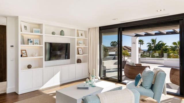 Chalet de 7 habitaciones en Las Brisas, Marbella en venta con piscina - 7.900.000 € (Ref: 8015690)