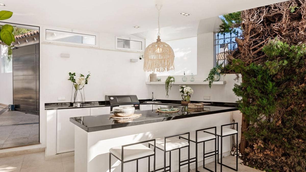 Chalet de 7 habitaciones en Nueva Andalucia en venta con piscina - 7.900.000 € (Ref: 8015690)