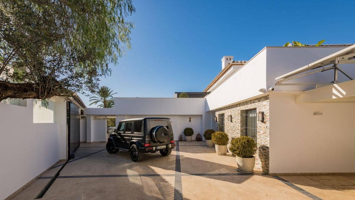 Chalet de 7 habitaciones en Nueva Andalucia en venta con piscina - 7.900.000 € (Ref: 8015690)