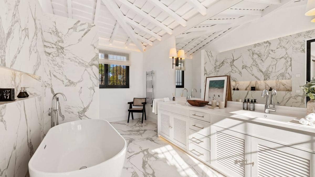 Chalet de 7 habitaciones en Nueva Andalucia en venta con piscina - 7.900.000 € (Ref: 8015690)