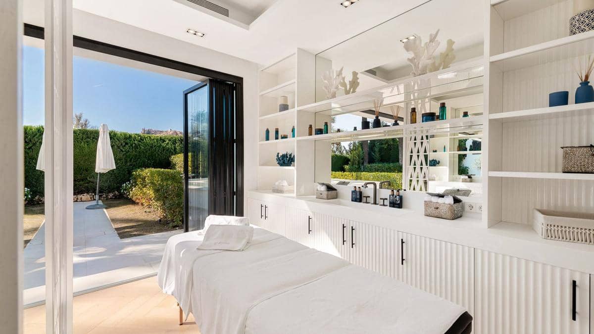 Chalet de 7 habitaciones en Nueva Andalucia en venta con piscina - 7.900.000 € (Ref: 8015690)