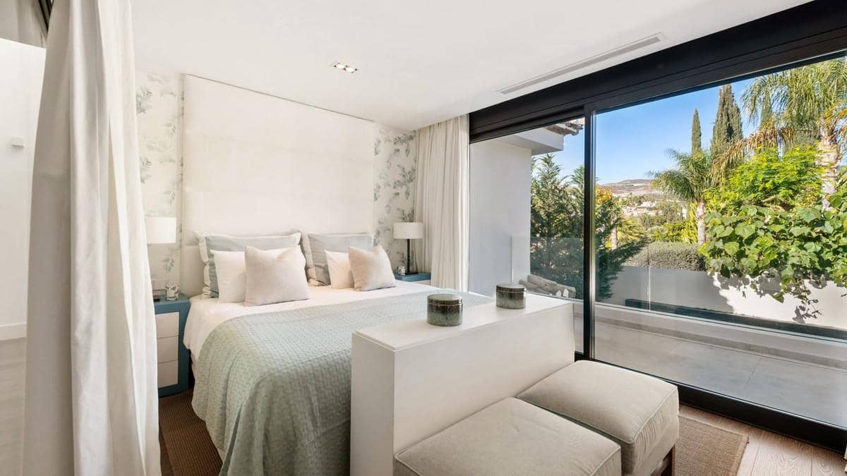 Chalet de 7 habitaciones en Nueva Andalucia en venta con piscina - 7.900.000 € (Ref: 8015690)