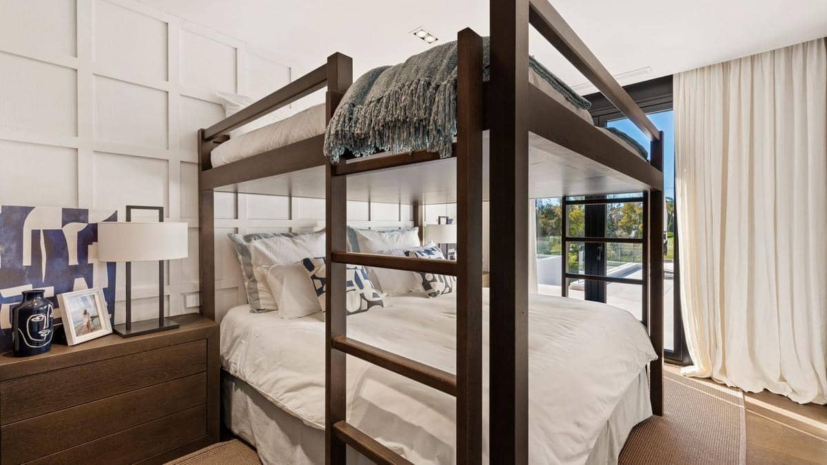 Chalet de 7 habitaciones en Nueva Andalucia en venta con piscina - 7.900.000 € (Ref: 8015690)