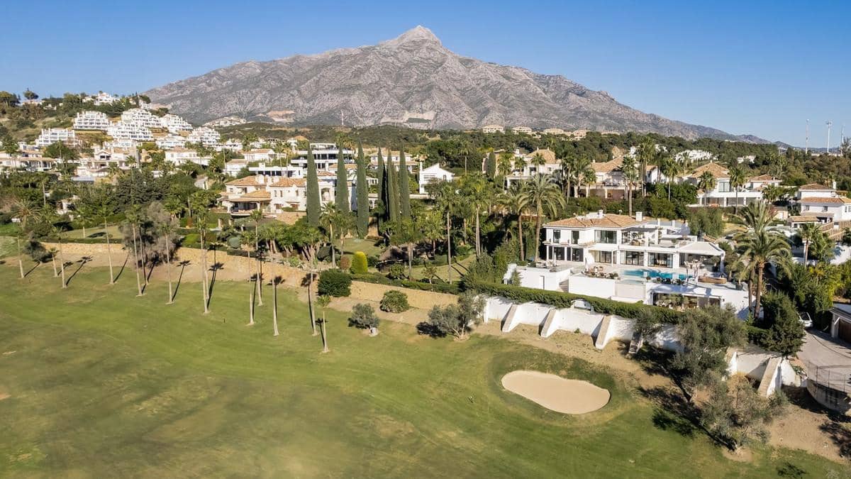 Chalet de 7 habitaciones en Nueva Andalucia en venta con piscina - 7.900.000 € (Ref: 8015690)