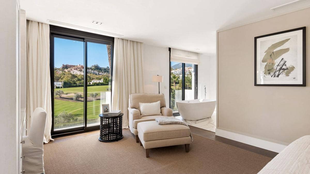 Chalet de 7 habitaciones en Nueva Andalucia en venta con piscina - 7.900.000 € (Ref: 8015690)