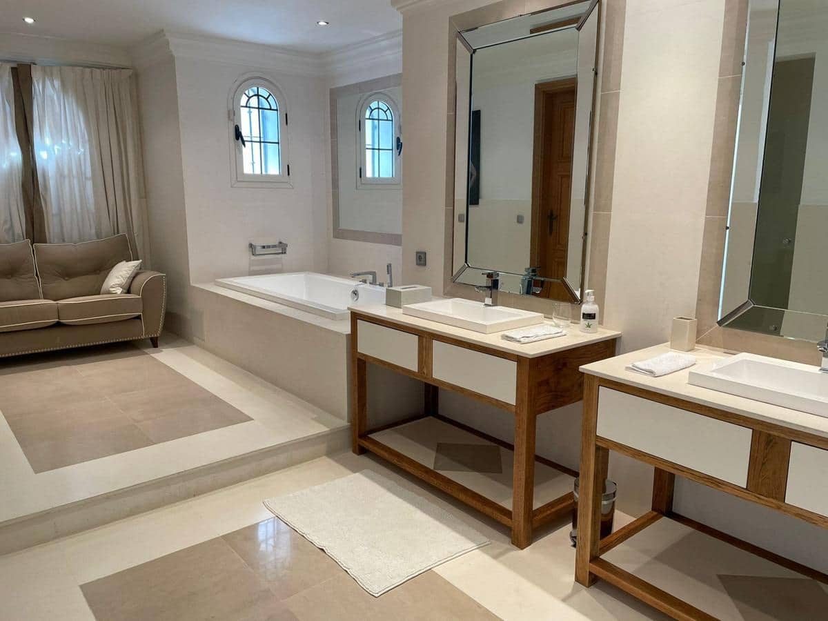 8 soverom Villa til salgs i Marbella med svømmebasseng garasje - € 11 900 000 (Ref: 8268991)