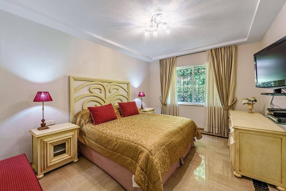 9 sypialnia Willa na sprzedaż w Estepona z basenem garażem - 8 925 000 € (Ref: 8268992)