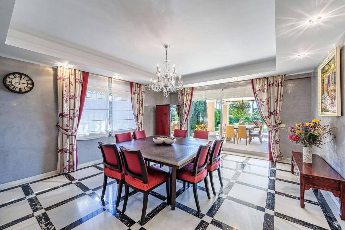 9 sypialnia Willa na sprzedaż w Estepona z basenem garażem - 8 925 000 € (Ref: 8268992)