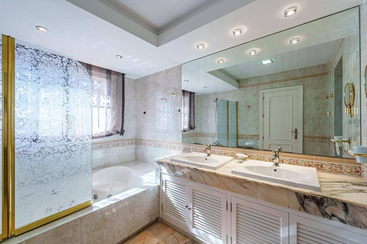 9 sypialnia Willa na sprzedaż w Estepona z basenem garażem - 8 925 000 € (Ref: 8268992)