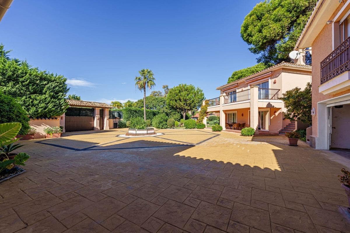 9 sypialnia Willa na sprzedaż w Estepona z basenem garażem - 8 925 000 € (Ref: 8268992)