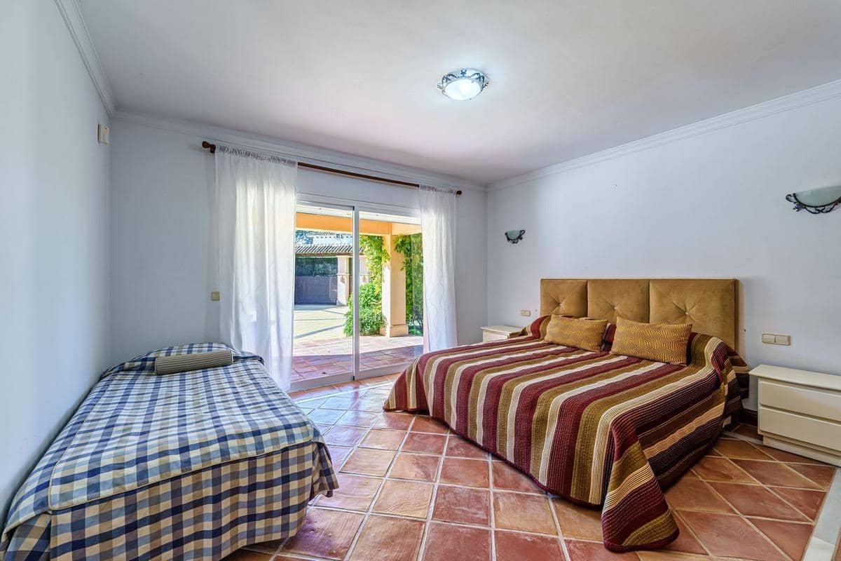 9 sypialnia Willa na sprzedaż w Estepona z basenem garażem - 8 925 000 € (Ref: 8268992)