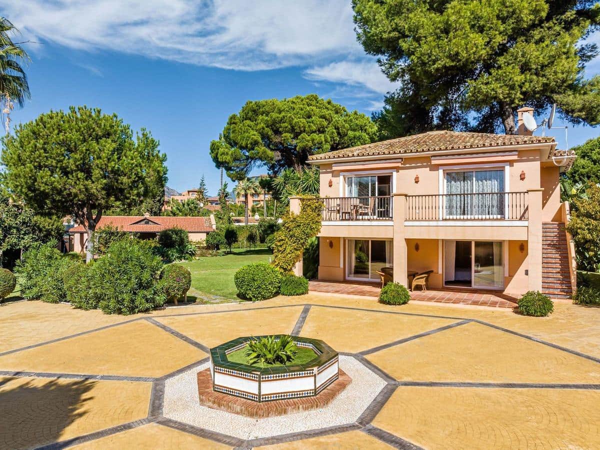 9 sypialnia Willa na sprzedaż w Estepona z basenem garażem - 8 925 000 € (Ref: 8268992)