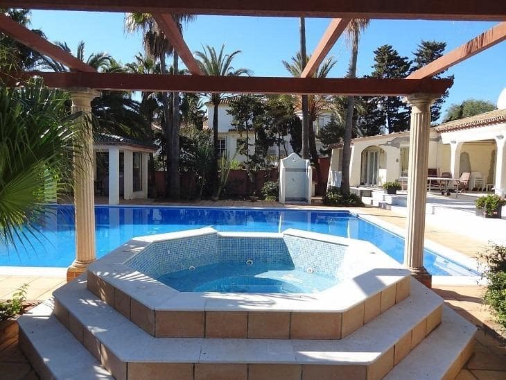 5 bedroom Villa for sale in Estepona with pool garage - € 10,000,000 (Ref: 8268993)