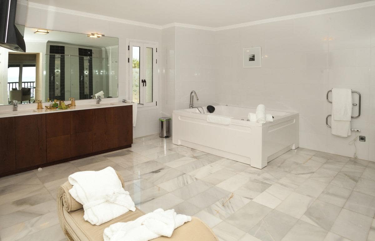 7 soverom Villa til salgs i Guadalmina med svømmebasseng garasje - € 8 900 000 (Ref: 8268994)